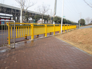 黄色围栏