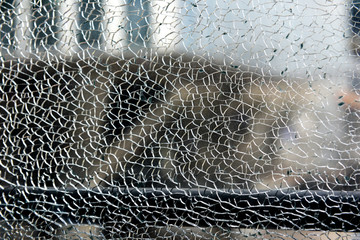 破裂的钢化玻璃