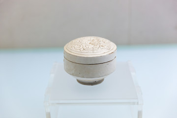 山西博物院宋代白瓷划花卷草纹盒