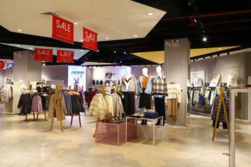 女装专卖店橱窗