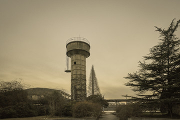 老旧水塔