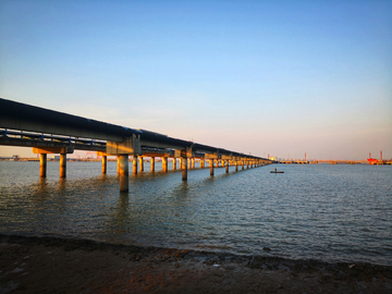 江面上的输油管道