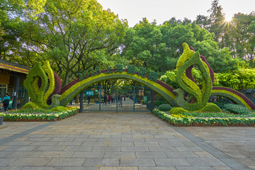 植物雕塑门