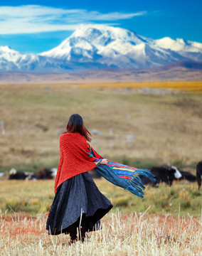 雪山下的红衣女人旅行美女