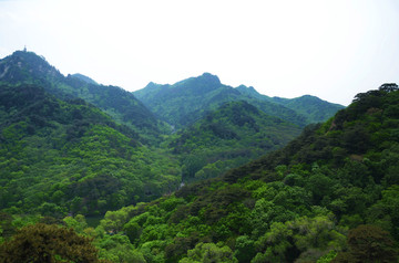 千山龙泉寺看连绵群山与云潭潭水