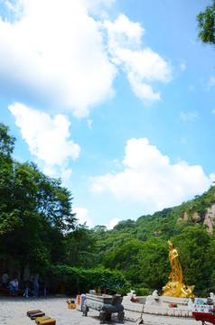 千山龙泉寺广场与观世音菩萨雕像