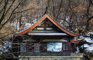 千山龙泉寺寺院内建筑冬天雪景