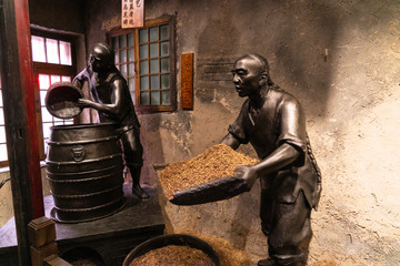 古代酿酒工艺雕塑