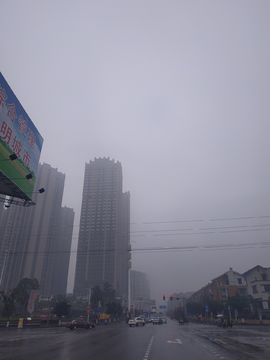 城市高楼云雾
