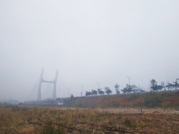 雾中大桥