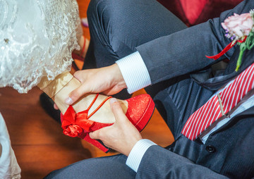 新郎给新娘穿红鞋