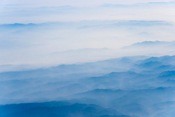 万米高空航拍连绵的山峦与云海