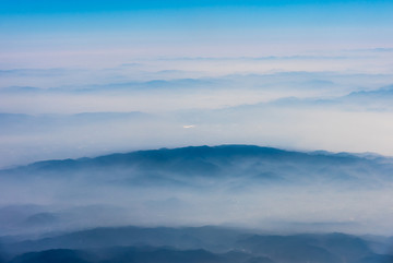 万米高空航拍连绵的山峦与云海