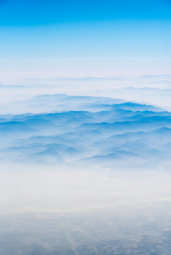 万米高空航拍连绵的山峦与云海