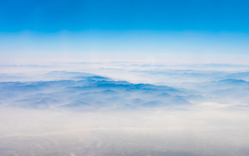 万米高空航拍连绵的山峦与云海