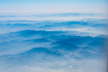 万米高空航拍连绵的山峦与云海