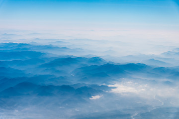 万米高空航拍连绵的山峦与云海