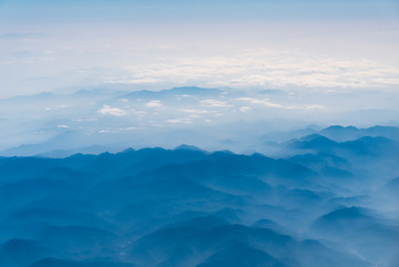 万米高空航拍连绵的山峦与云海