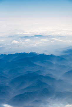 万米高空航拍连绵的山峦与云海