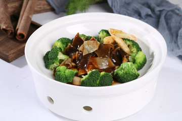 鲍汁煨裙边