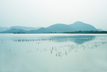 淡彩水墨山水画