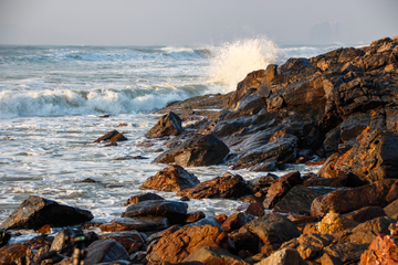 海浪与岩石