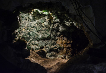 矿物石洞