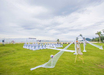 海边草坪户外婚礼现场布置