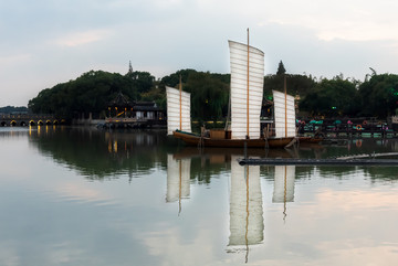 周庄古镇南湖湖面的帆船