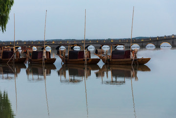 周庄古镇南湖湖面的渔船