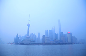 雾中的上海陆家嘴