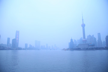 雾中的上海陆家嘴
