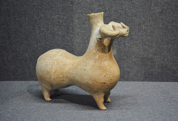 伊朗牛形陶器