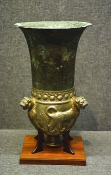 伊朗狮子装饰银青铜杯