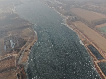 航拍河流冰钓