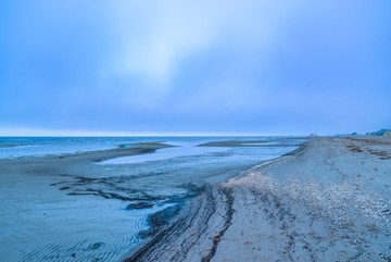 深秋清晨的海边