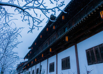 雪中的杭州的香积寺