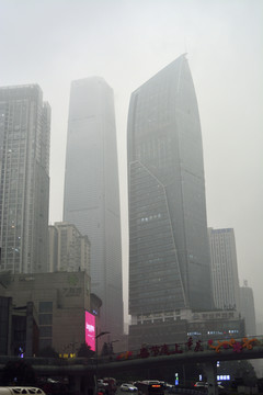 雨雾来临前若隐若现的大厦
