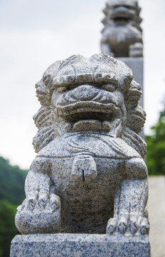 大佛寺龙华堂围栏石柱头狮子雕塑