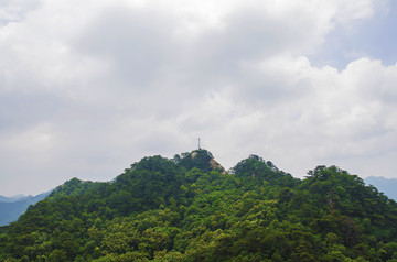 千山弥勒宝塔处观群山峰与云彩