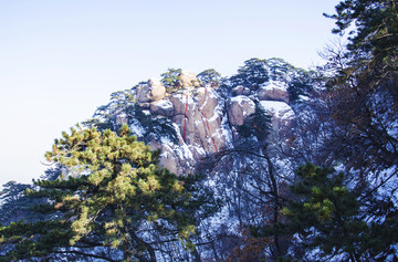 千山风景区天成弥勒大佛山峰雪景