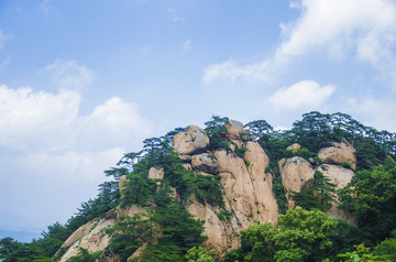 千山风景区天成弥勒大佛山峰白云