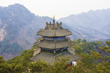 千山大佛寺弥勒宝殿与山峰俯视图