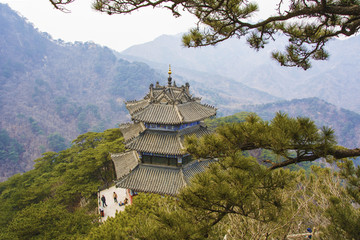 千山大佛寺弥勒宝殿与山峰俯视图