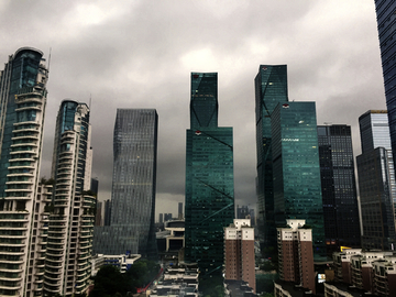 深圳CBD暴雨前