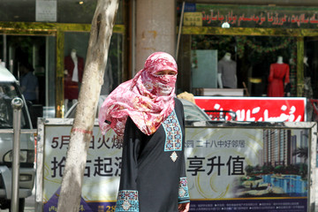 蒙着头纱的维吾尔女人