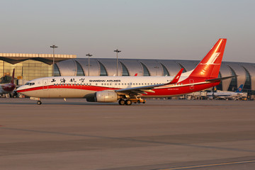 上海航空飞机在沈阳机场