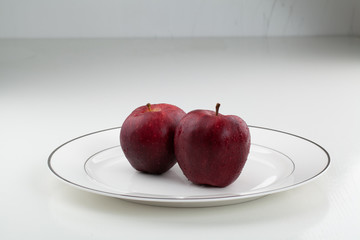 一大盘两个苹果