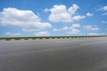 道路交通和蓝天白云