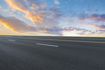 城市道路和天空云彩